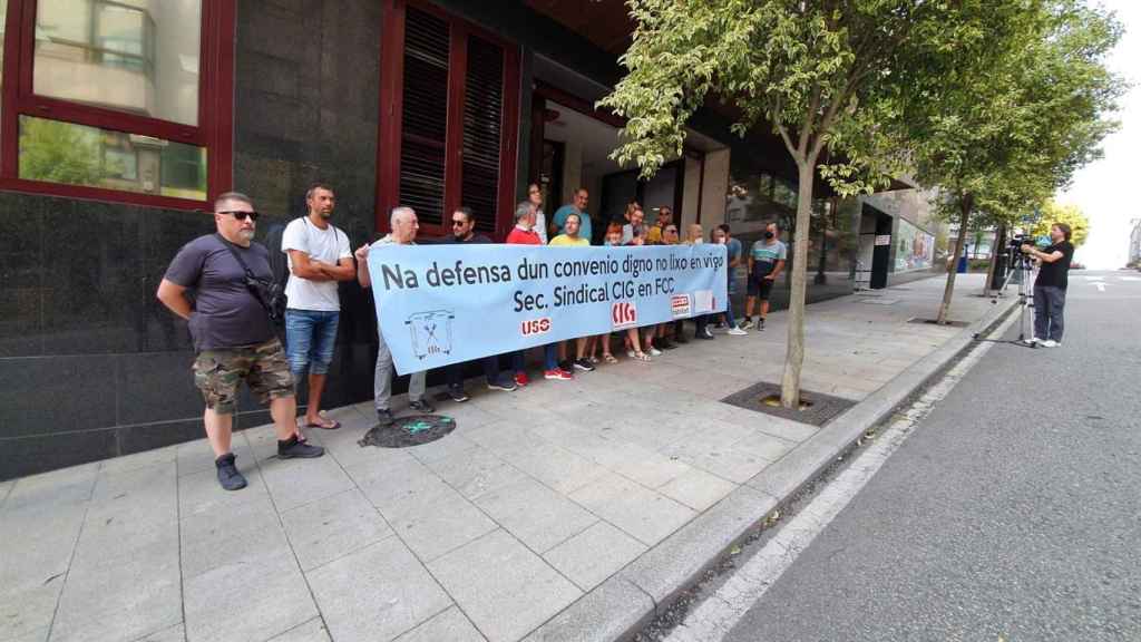 Concentración de trabajadores del servicio de recogida de basura y limpieza viaria de Vigo.