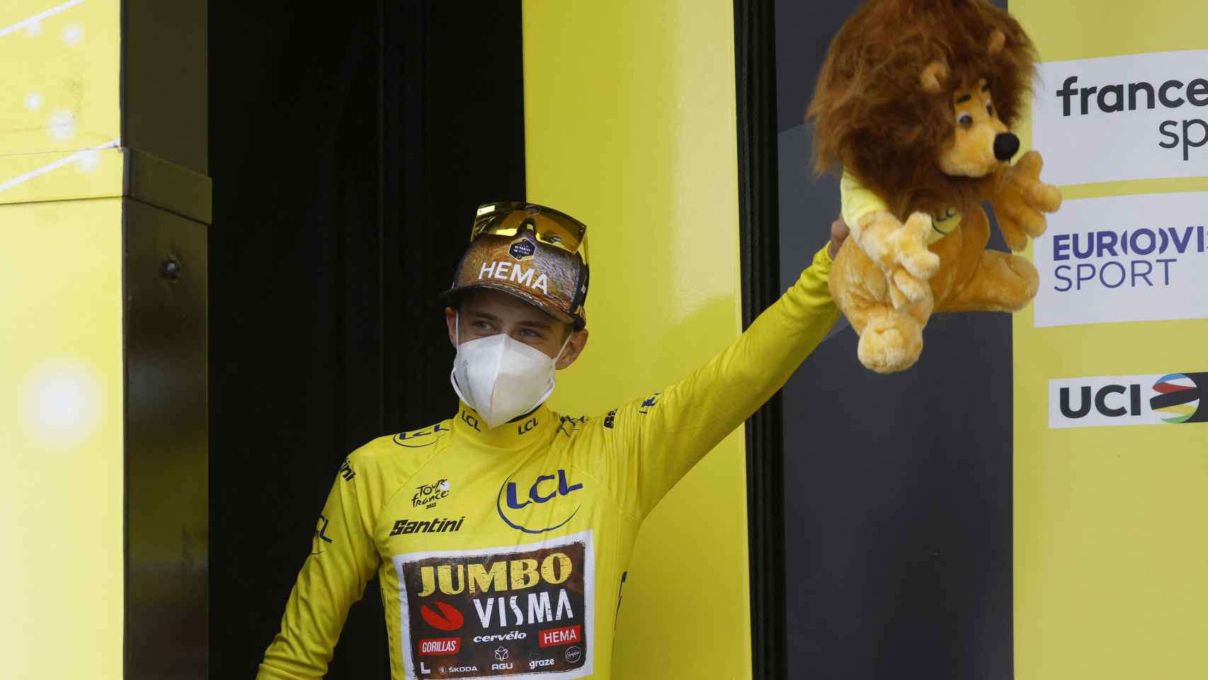 Jonas Vingegaard con el maillot amarillo.