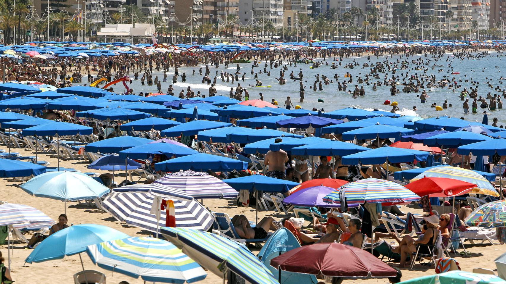 El hombre de 73 años falleció al anochecer este miércoles, en la imagen la playa de Benidorm esa misma mañana.