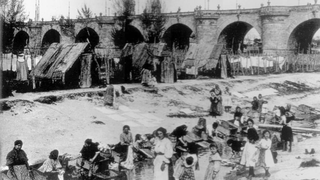 Lavanderas del Manzanares en 1923 junto al puente de Segovia.
