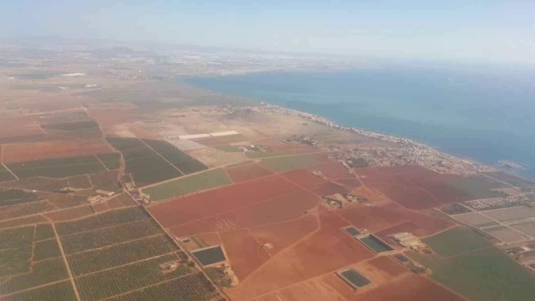 Vista aérea de parte del Campo de Cartagena que linda con las playas del Mar Menor.
