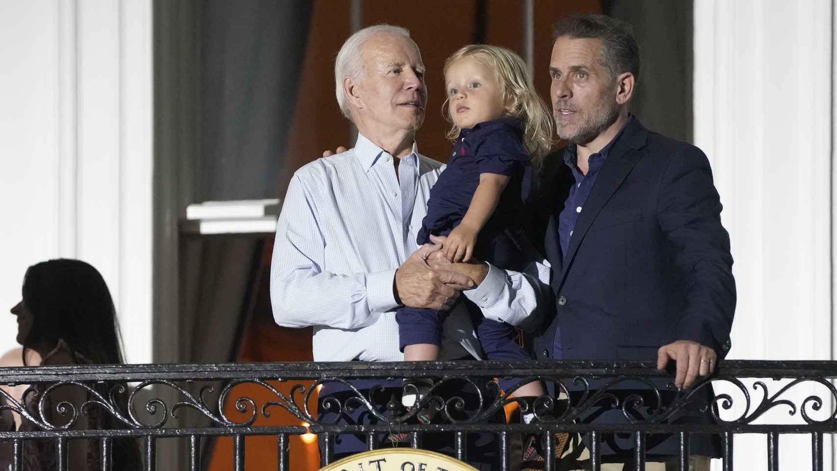 El presidente de Estados Unidos, Joe Biden (i), junto a su hijo Hunter Biden (d)