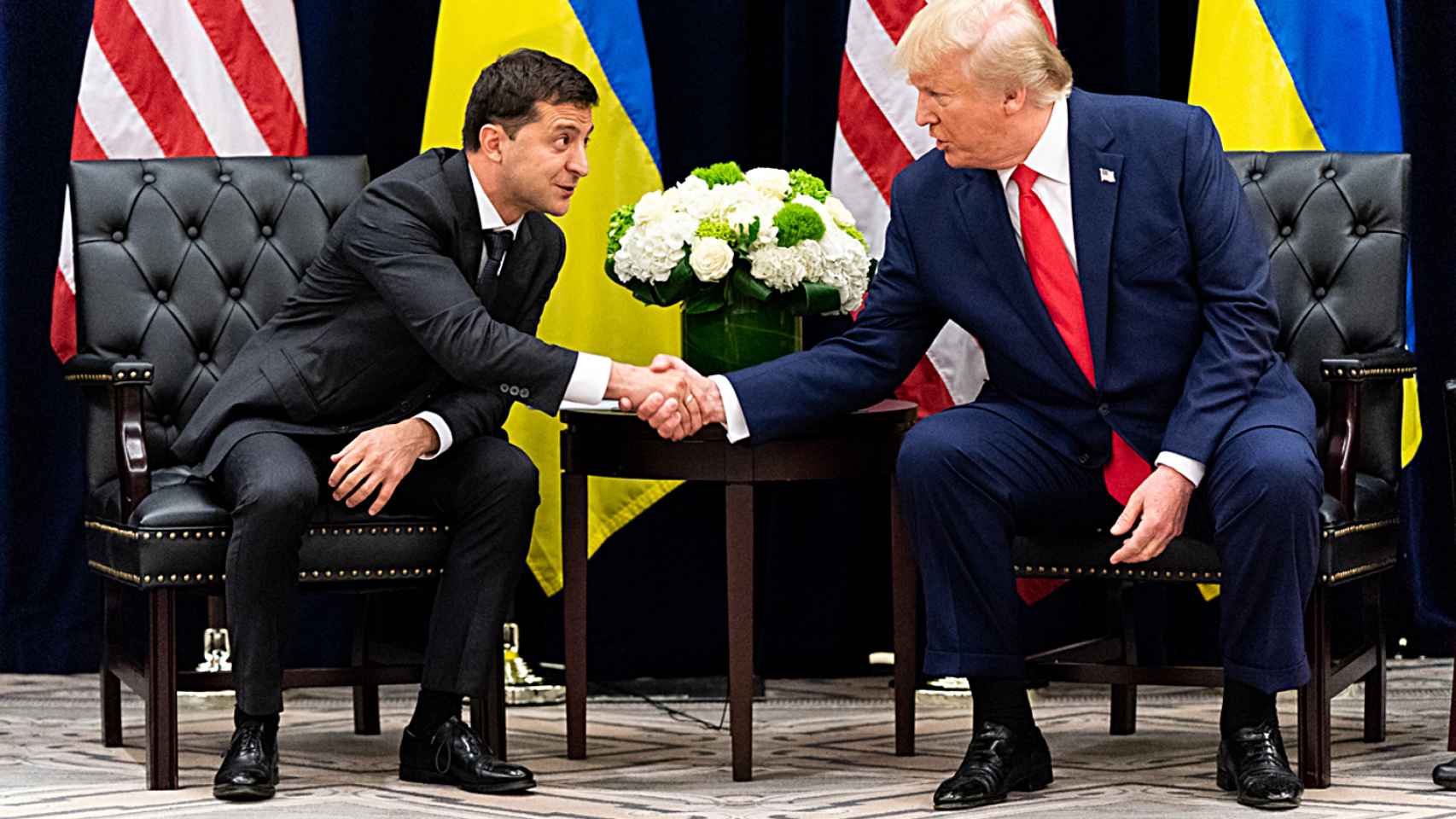 Volodímir Zelensky (i) y Donald Trump (d) durante una reunión bilateral