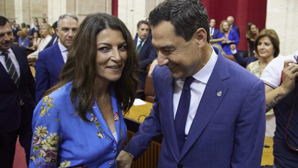 El presidente de la Junta, Juanma Moreno, y la portavoz de Vox en el Parlamento andaluz, Macarena Olona.