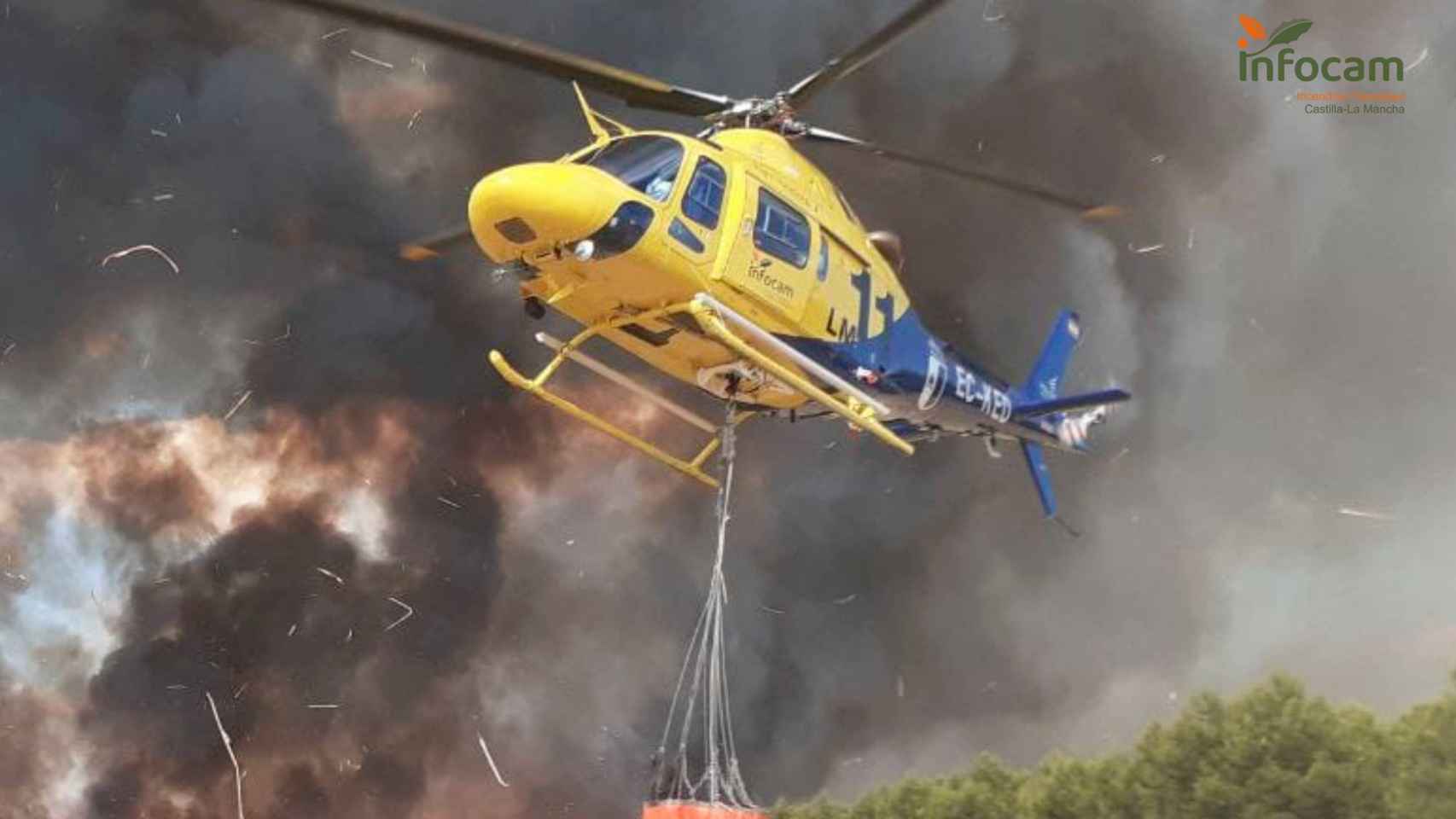 Un helicóptero del Infocam trabajando en el incendio de la Venta del Moro (Valencia) la pasada semana.
