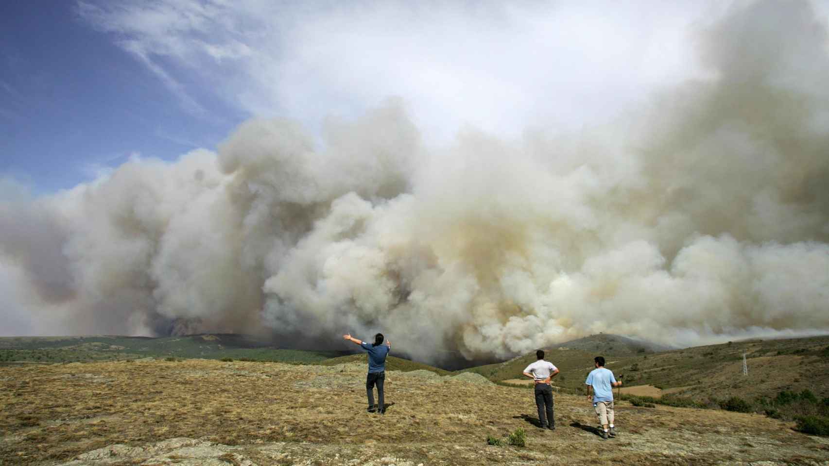 Voluntario luchando contra las llamas en el incendio del Alto Tajo.