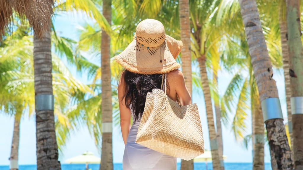 Los bolsos con gran capacidad son básicos en la playa.