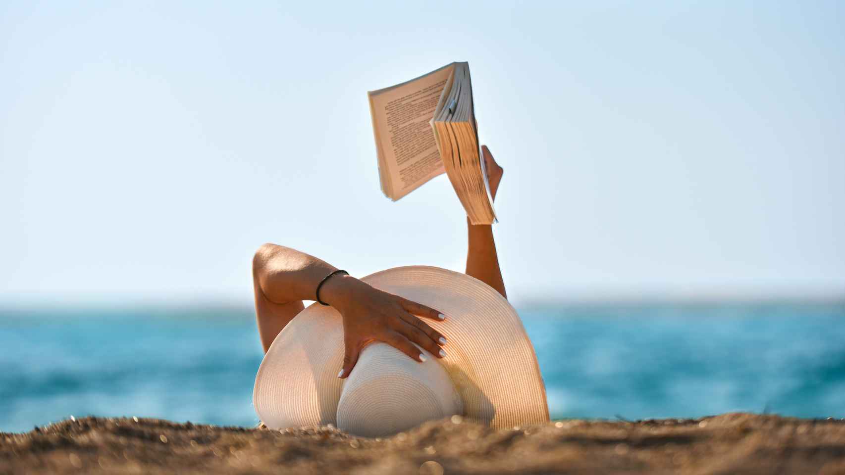 Uno de los mayores placeres es leer en la playa.