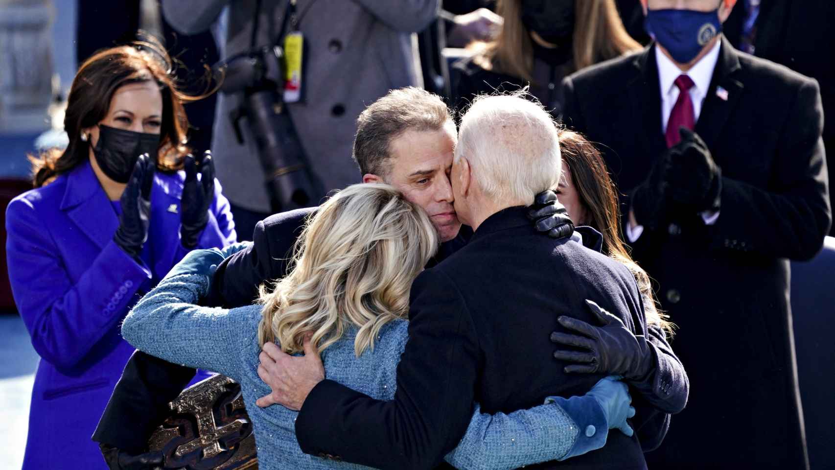 Joe Biden abraza a su hijo Hunter Biden durante un acto político