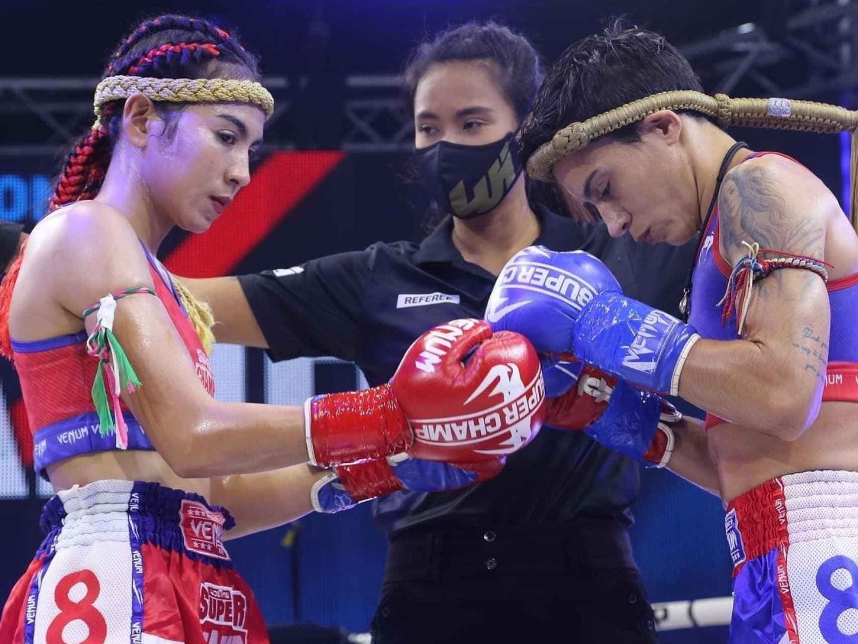 Desireé, durante un torneo en Tailandia, compitiendo con una luchadora local.
