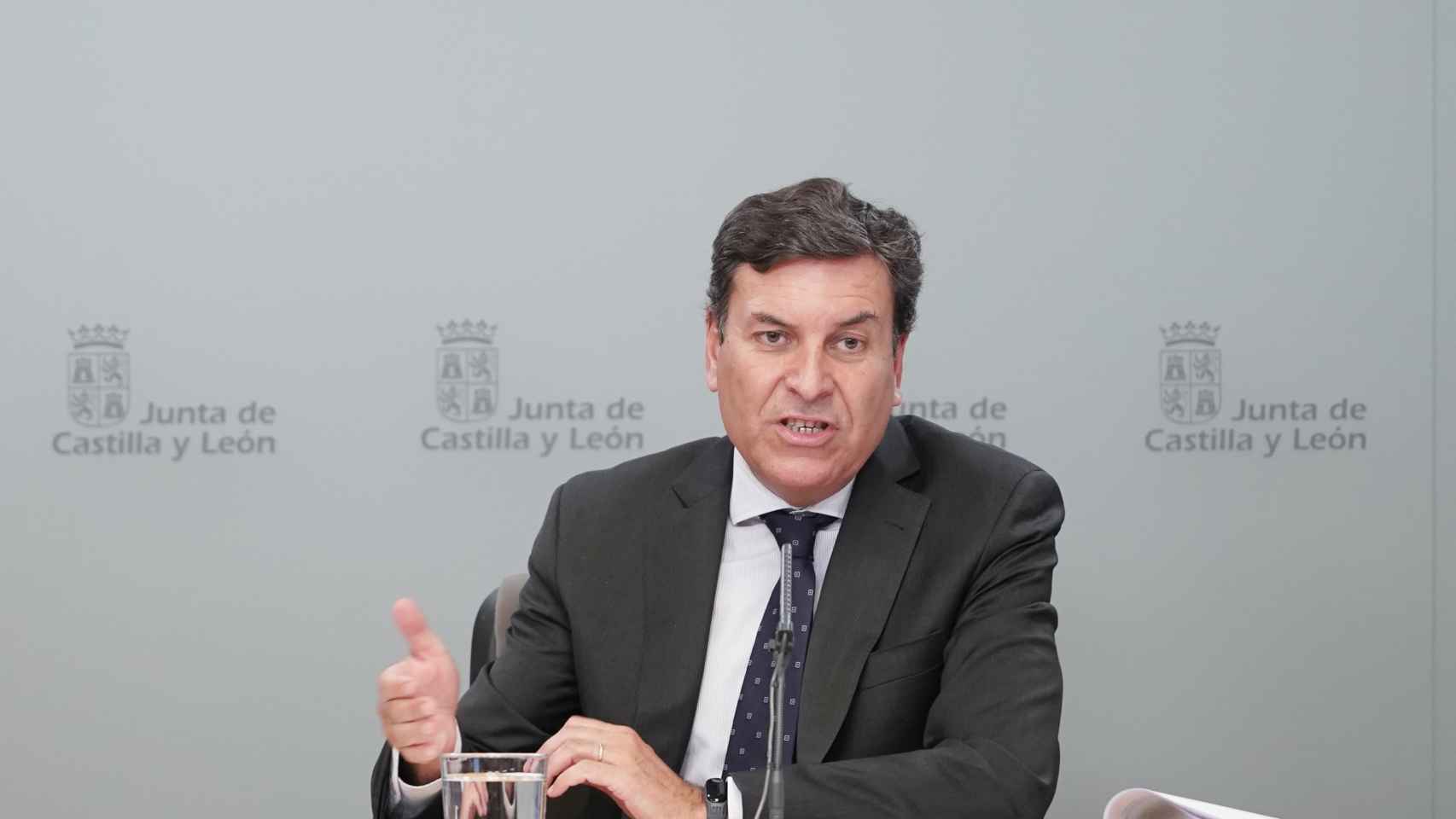 El consejero de Economía y Hacienda y portavoz de la Junta, Carlos Fernández Carriedo, comparece en rueda de prensa posterior al Consejo de Gobierno
