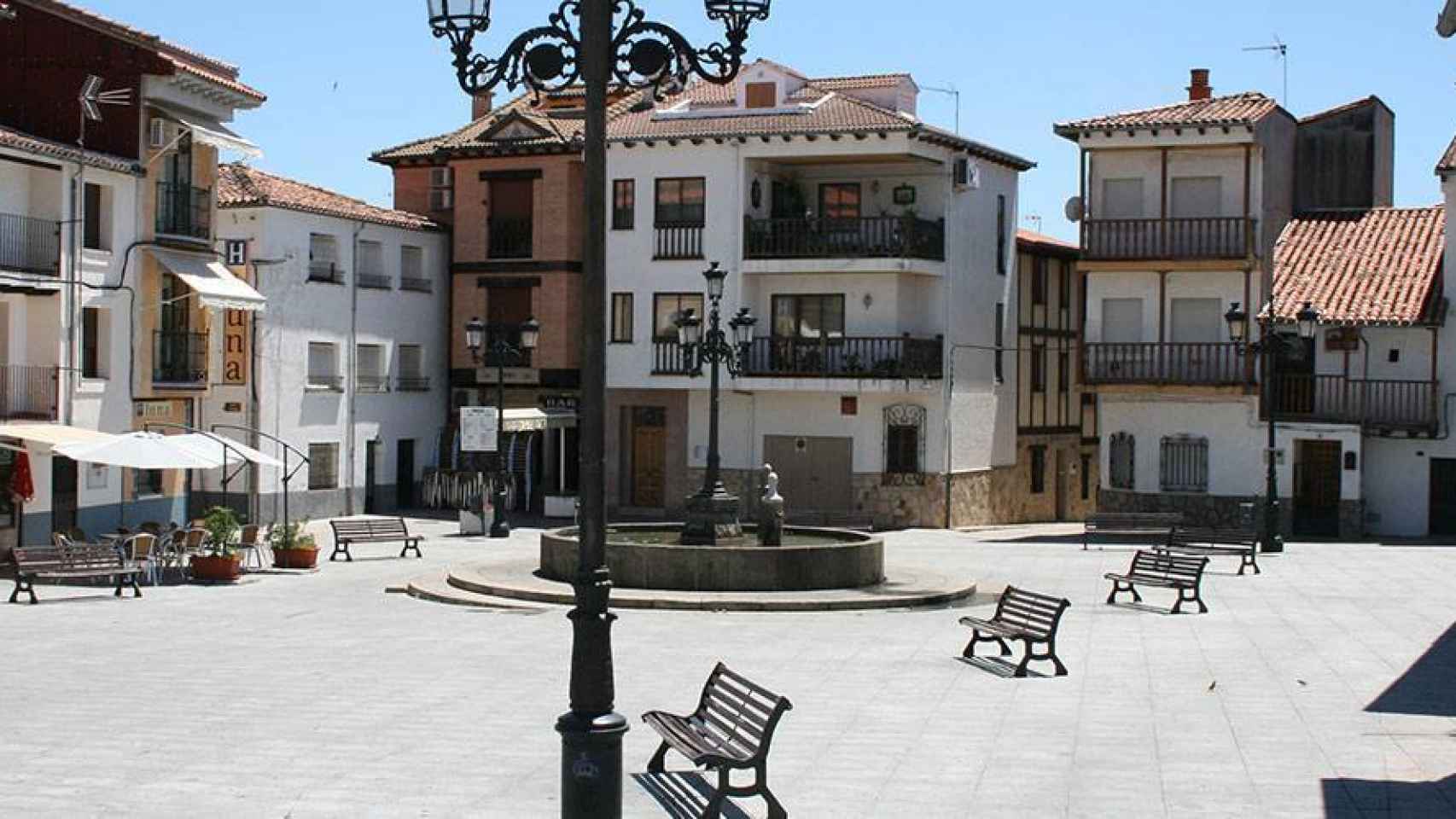 Imagen de la plaza de Candeleda.