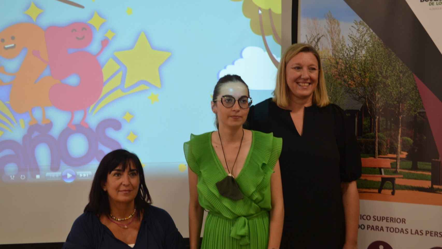 Imagen de Isabel Blanco junto a Sandra Ámez y Mayte Gallego en la presentación del campamento Bosque de los Sueños