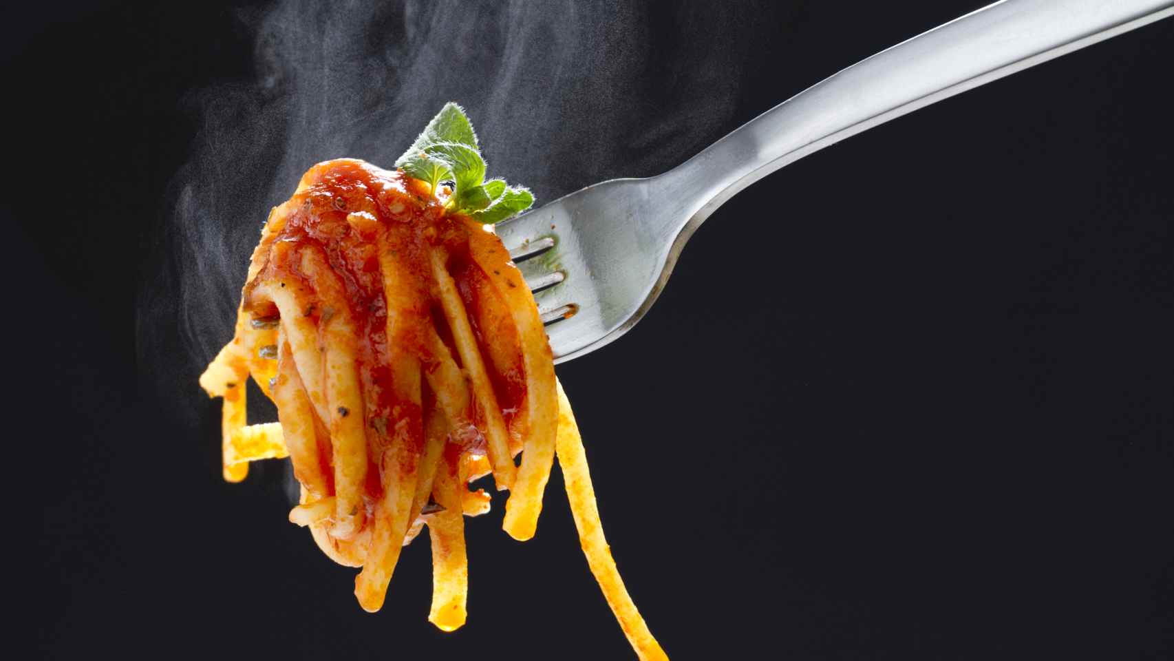 Un tenedor cargadito de espaguetis.