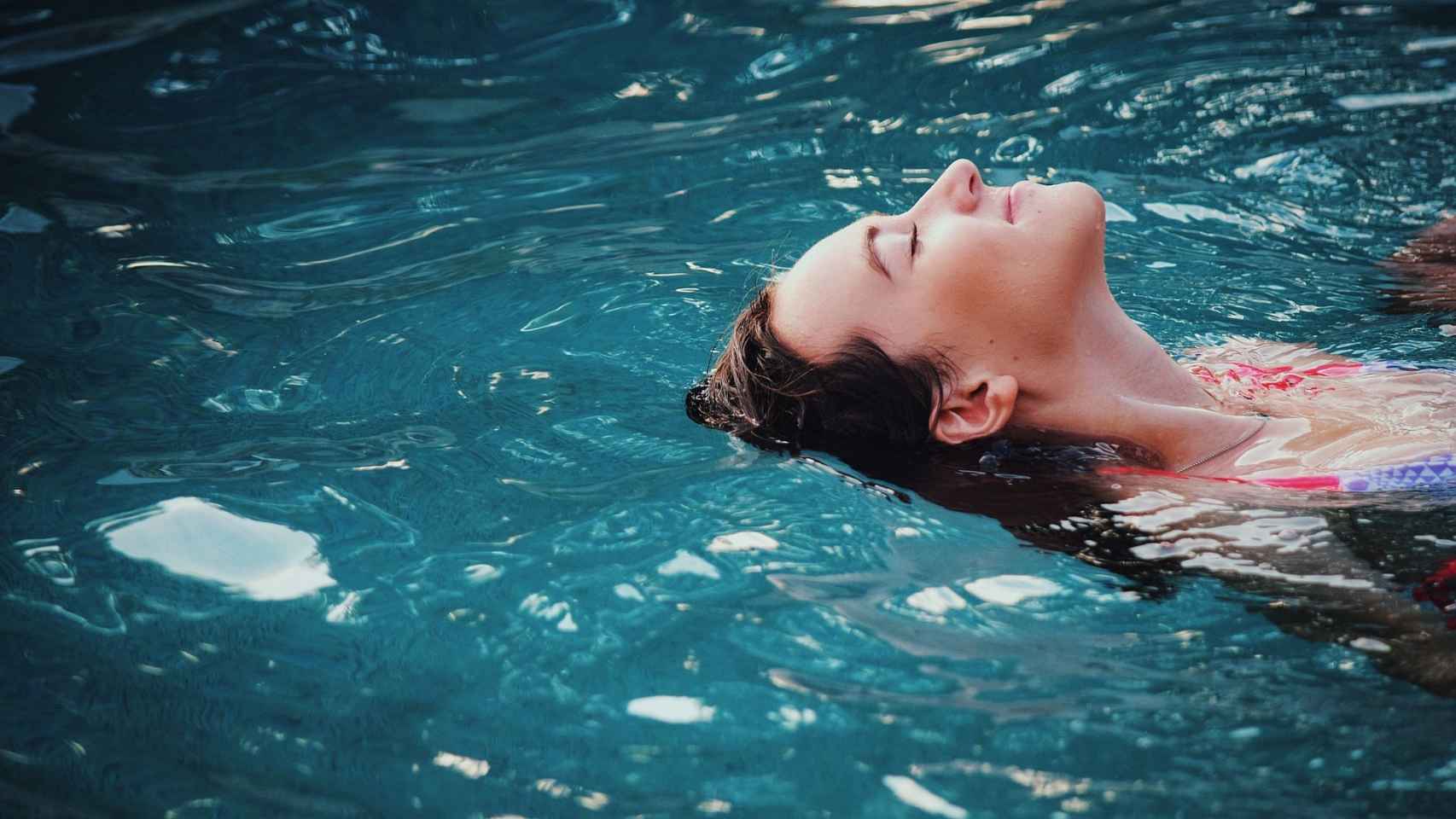 Los motivos por los que debes enjuagar tu cuerpo después de bañarte en la piscina