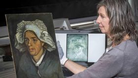 La conservadora Lesley Stevenson, con el retrato de la campesina que ocultaba el autorretrato. Foto: Neil Hanna (National Galleries of Scotland)