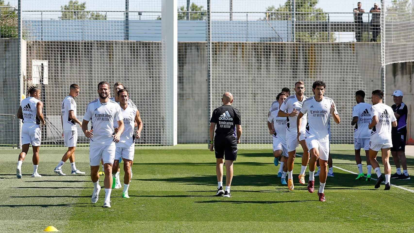 Antonio Pintus, dirigiendo el entrenamiento de los jugadores del Real Madrid
