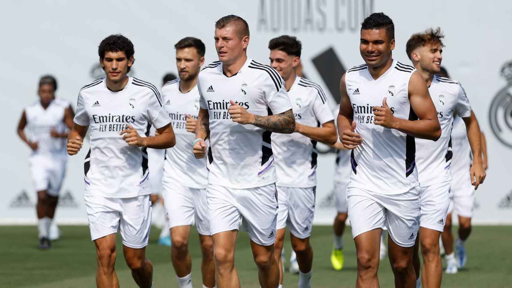Vallejo, Kroos y Casemiro, en un entrenamiento del Real Madrid