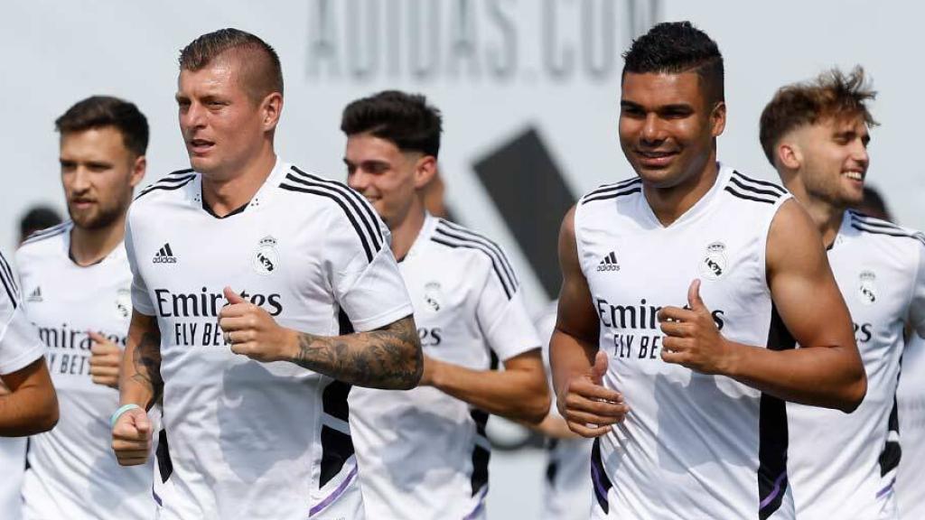 Vallejo, Kroos y Casemiro, en un entrenamiento del Real Madrid