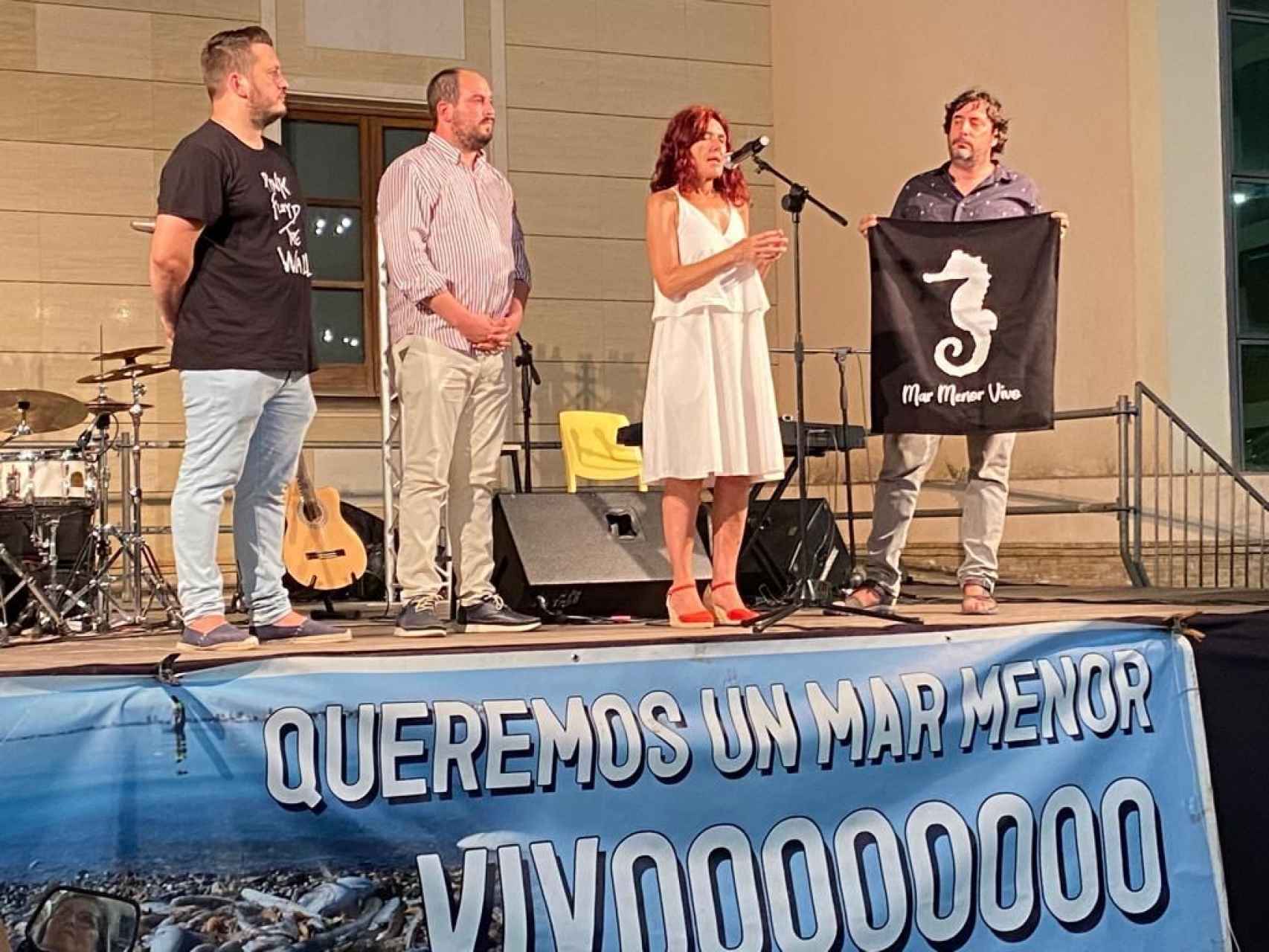 Teresa Vicente (c), directora de la Cátedra de Derechos Humanos y de la Naturaleza de la Universidad de Murcia, este miércoles, celebrando la aprobación de la ILP en la plaza del Ayuntamiento de Los Alcázares.