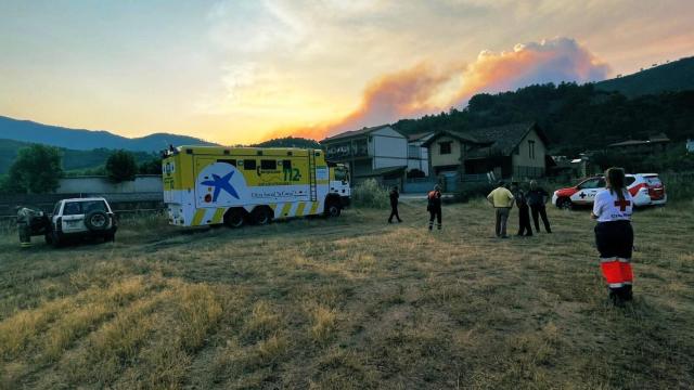 Efectivos trabajan en la extinción del incendio de Las Hurdes, en Extremadura.