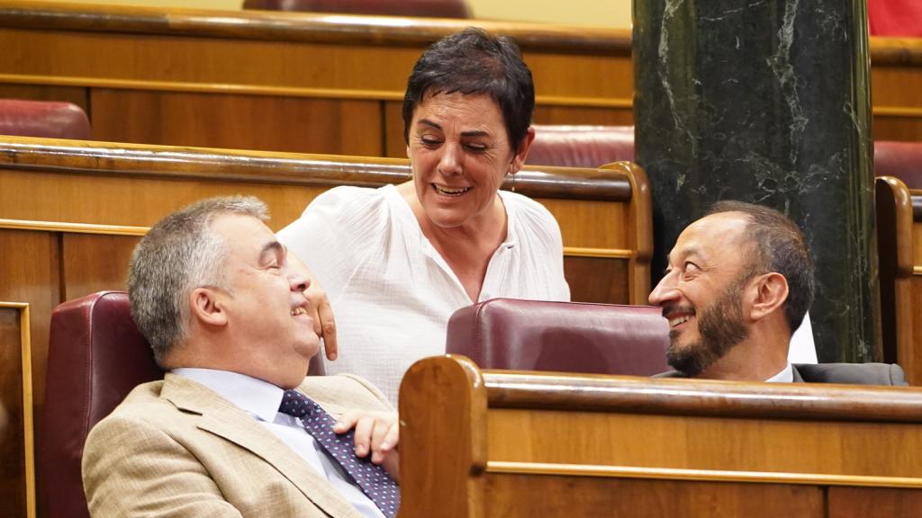 Mertxe Aizpurua, líder de Bildu en el Congreso, charla con Santos Cerdán [secretario de Organización del PSOE] y Rodríguez de Celis [diputado socialista y vicepresidente del Congreso].