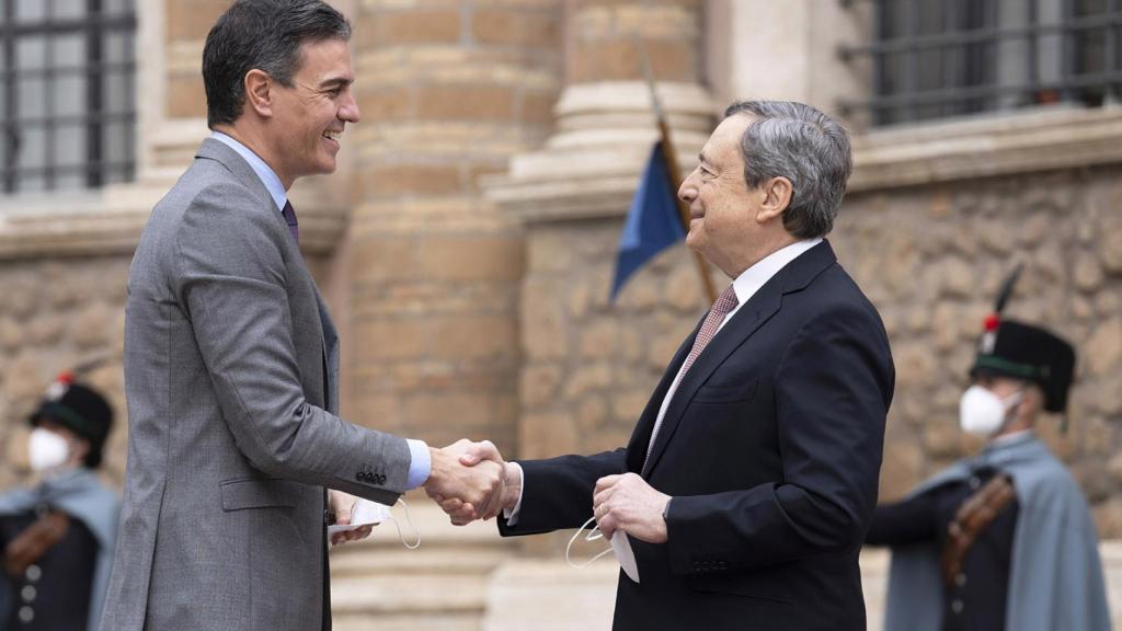 Mario Draghi junto a Pedro Sánchez.