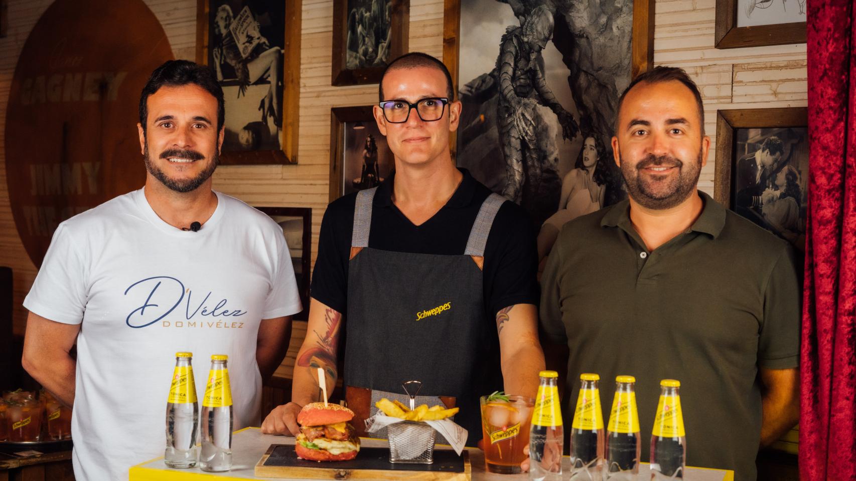 Domi Vélez, Alberto Pizarro y Juanjo Vergara, junto a las creaciones.