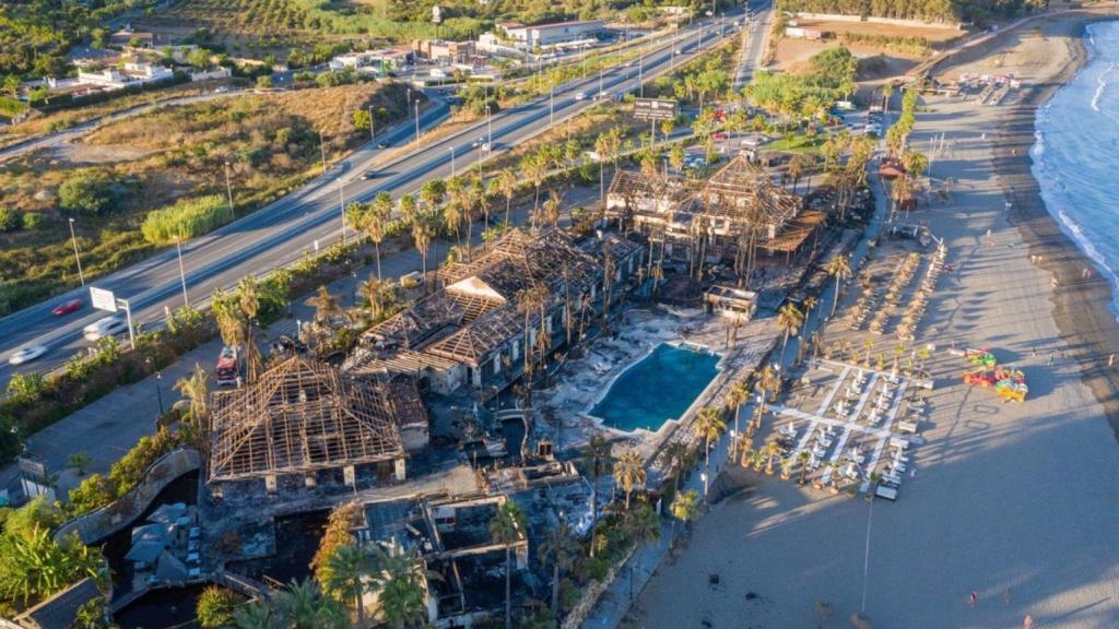 Imagen del centro Laguna Village, en Estepona, tras quedar arrasado por un incendio hace dos años.