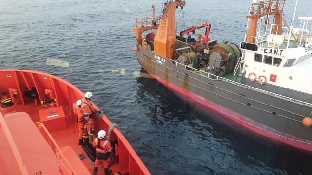 Rescate del ‘Burelés’, a 35 millas al norte de A Coruña.