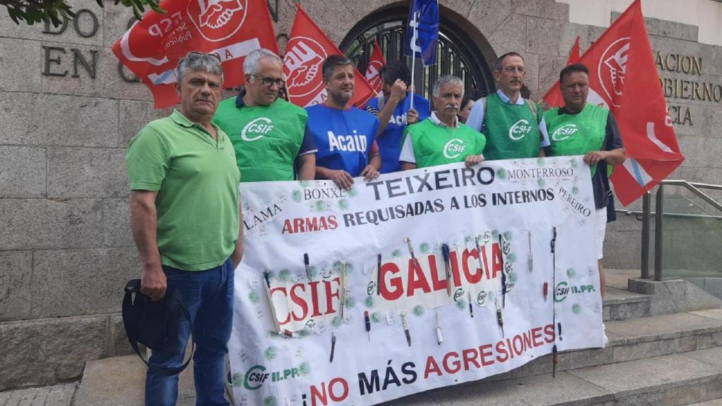 Protesta de los funcionarios de prisiones de Galicia ante la Delegación del Gobierno.