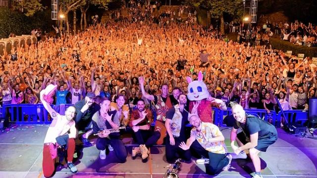 La Pegatina, durante un concierto en Jaca.