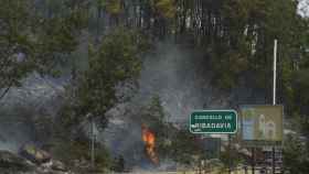 Un bosque en llamas, a 13 de julio de 2022, en Ribadavia.