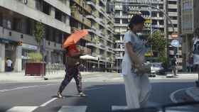 Dos personas caminan por una vía en plena ola de calor, a 12 de julio de 2022, en Ourense.