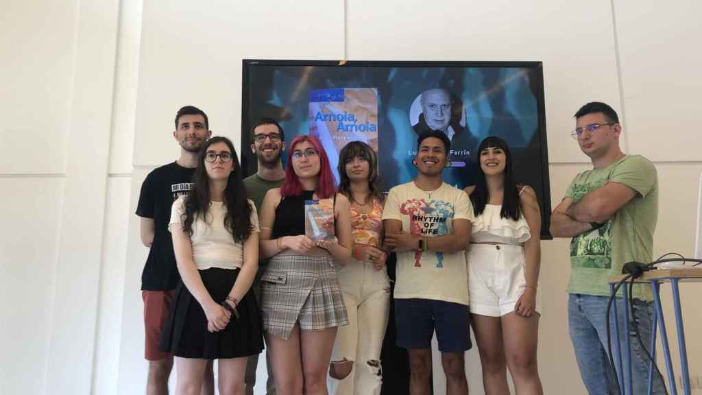 El grupo de nueve universitarios encargados del diseño y desarrollo del ‘Retorno Arnoia’, el videojuego inspirado en una novela de Méndez Ferrín.