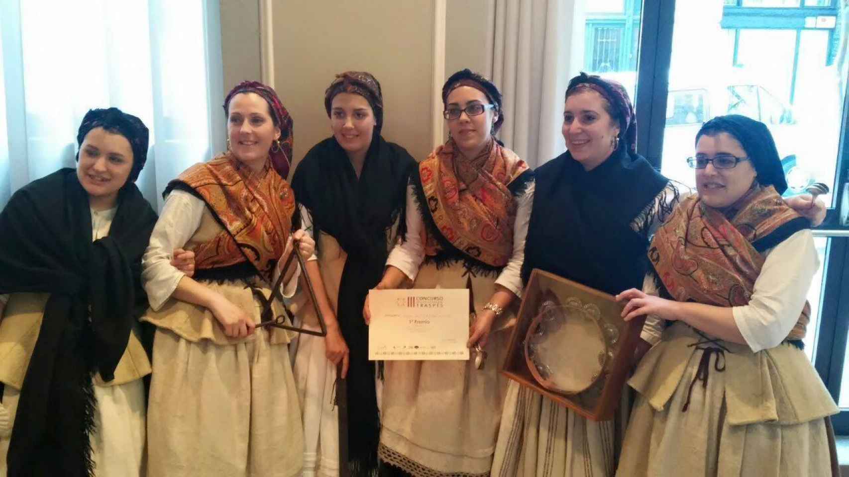 Las hermanas Maneiro, en los extremos, con el grupo de 'cantareiras' de A Mámoa en 2015.