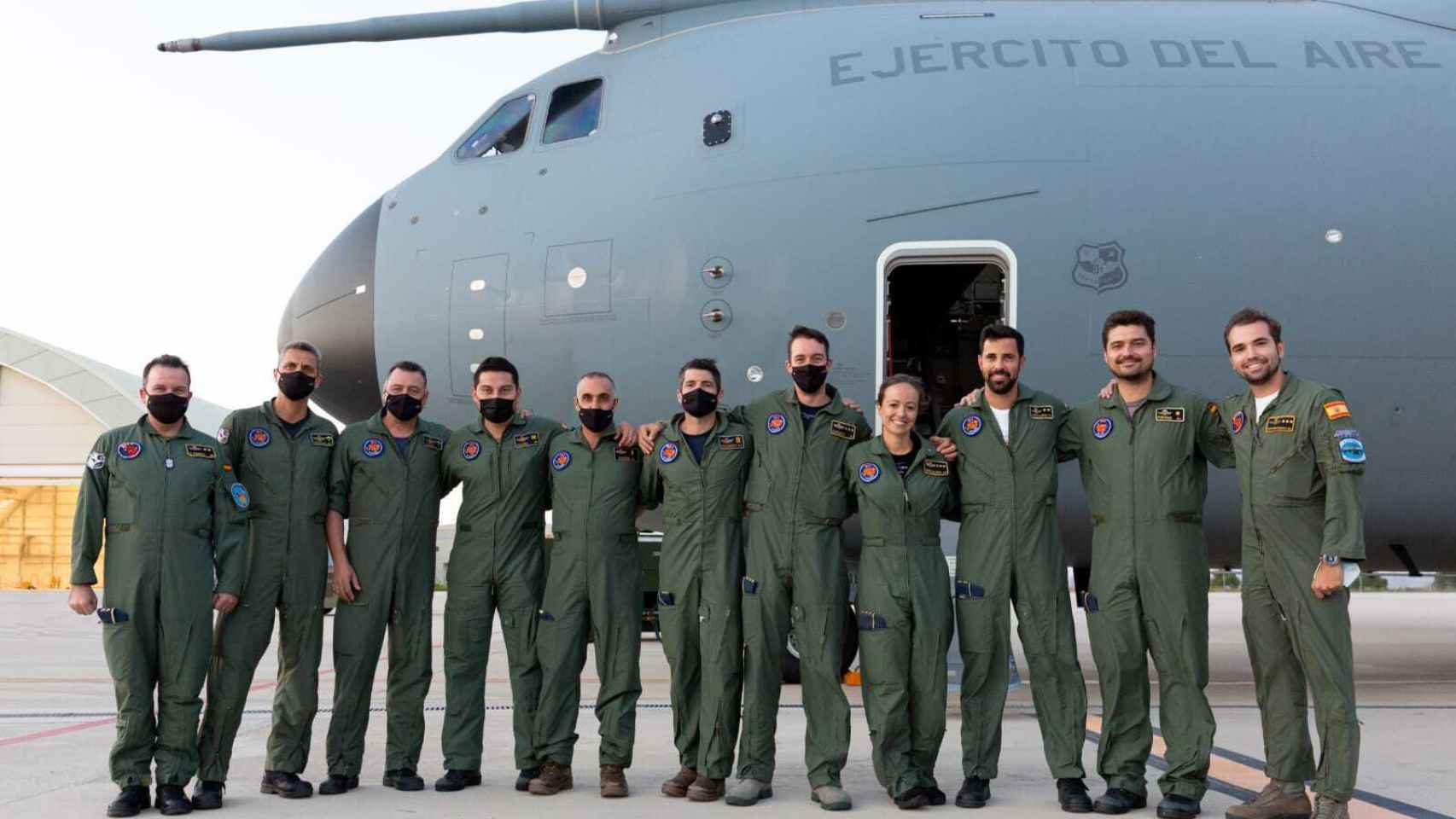 La capitán Zafra junto a sus compañeros del Ejército del Aire frente al A-400M.