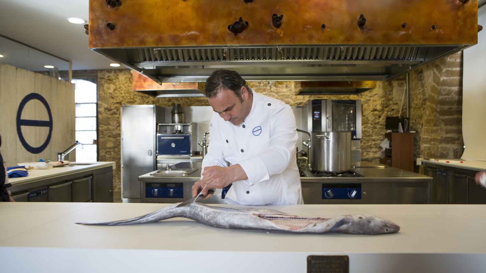 El chef trabajando con un pescado.