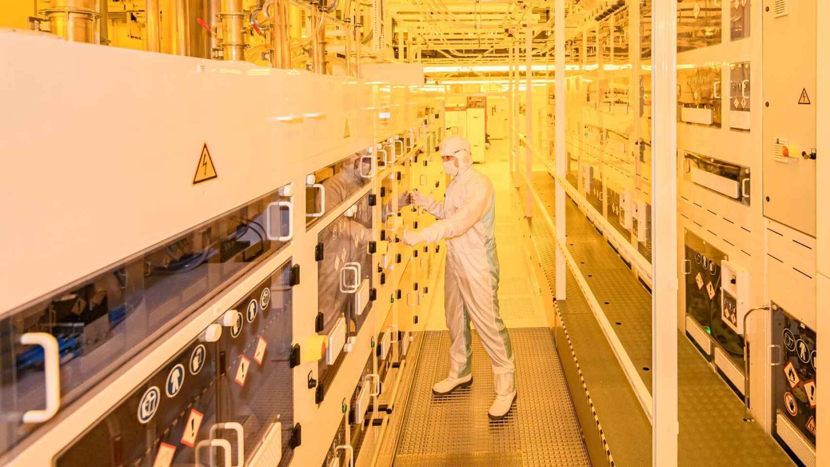 Sala limpia de la fábrica de semiconductores de Bosch en Dresde (Alemania).
