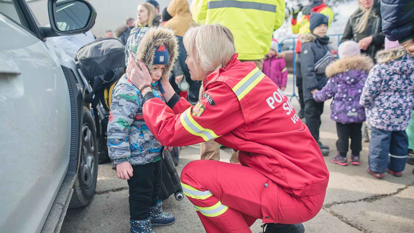 Una agente rumana recibe a niños refugiados de Ucrania en el Paso de Siret.