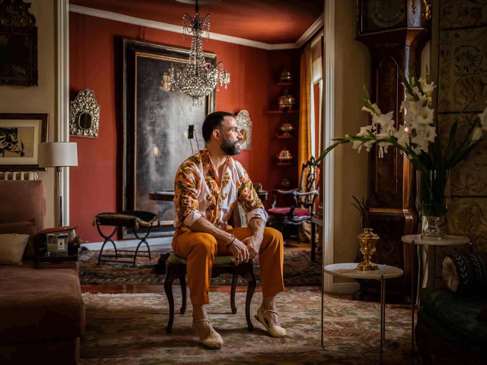 El empresario Miguel Ferrer posa con 'look' de Loewe en su casa de Madrid.