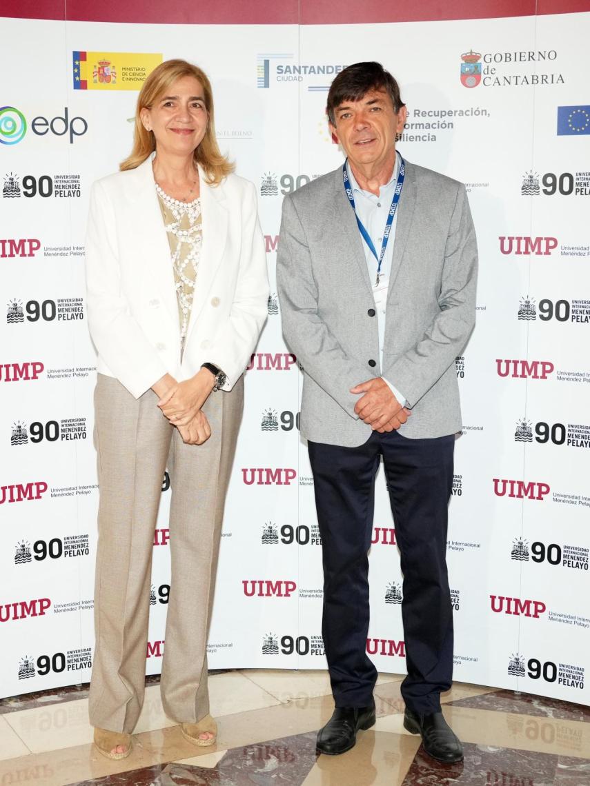 La infanta, junto al rector de la UIMP, Carlos Andradas.