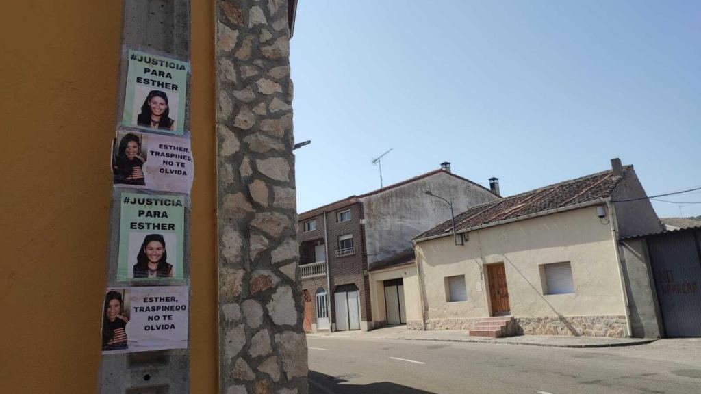 Una de las avenidas de Traspinedo con carteles pidiendo justicia por Esther