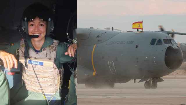La capitán Zafra y el avión A-400M empleado por el Ejército del Aire en la misión de evacuación de Afganistán.