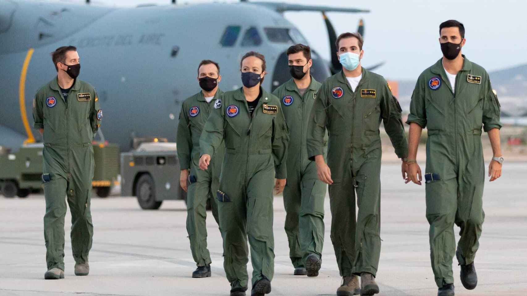 La capitán Zafra junto a sus compañeros del Ejército del Aire.
