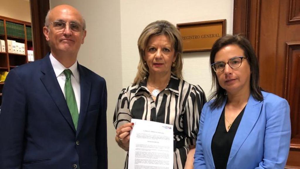 La del medio es la senadora del PP por Zamora, Elvira Velasco, y los diputados de Orense. Ana Vázquez Blanco y Celso Delgado Arce