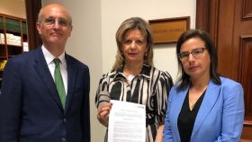 La del medio es la senadora del PP por Zamora, Elvira Velasco, y los diputados de Orense. Ana Vázquez Blanco y Celso Delgado Arce