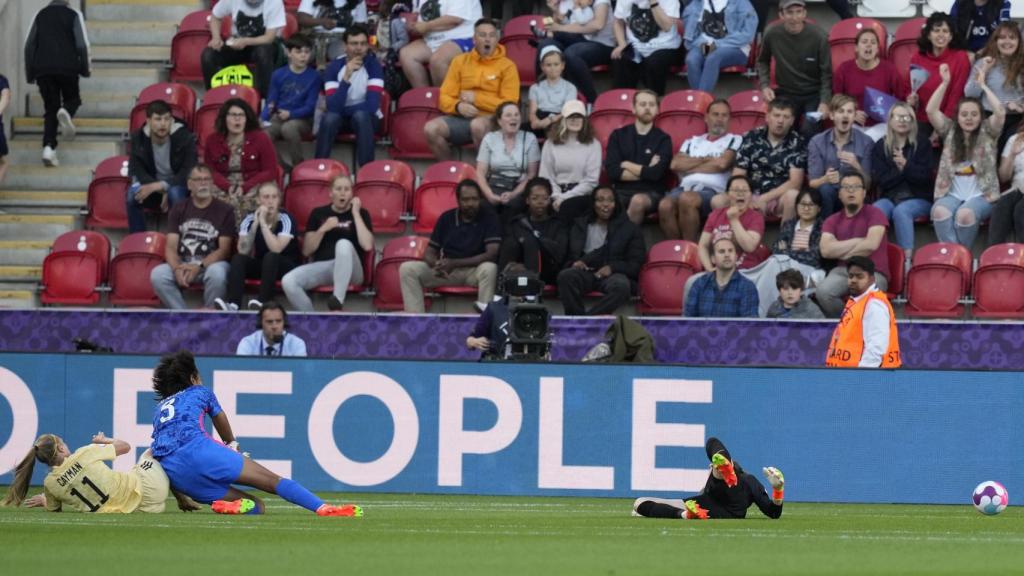 Pauline Peyraud-Magnin recibe un gol de Bélgica.