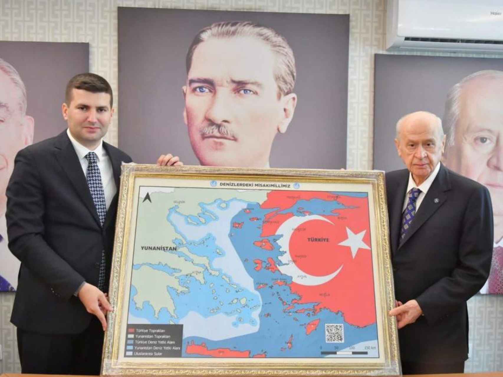 Devlet Bahceli, derecha, muestra un mapa con los planes expansionistas turcos sobre el mar Egeo.