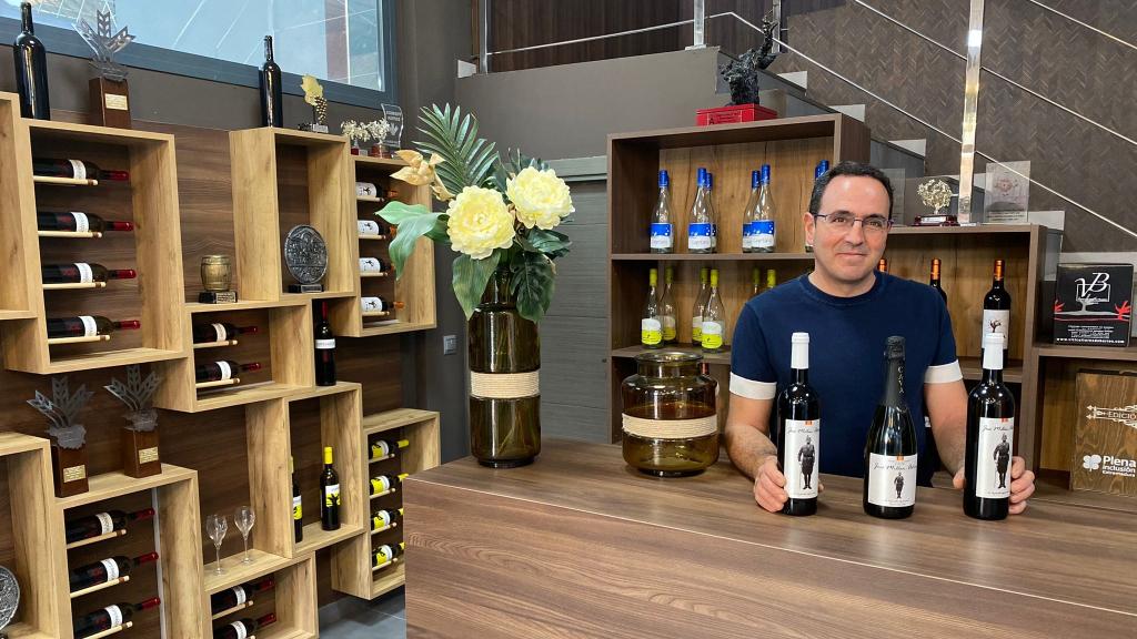 Antonio Ortiz, de la bodega Viticultores de Barros, posa con las botellas de vino y de cava de Millán-Astray.